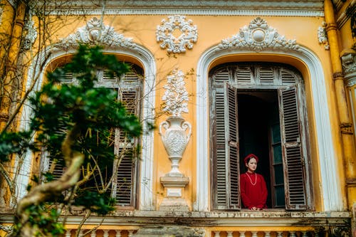 有关传统服装, 在窗户旁边, 女人的免费素材图片