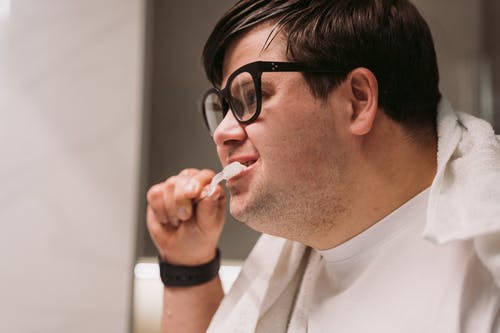 有关个人卫生, 人, 口腔健康的免费素材图片