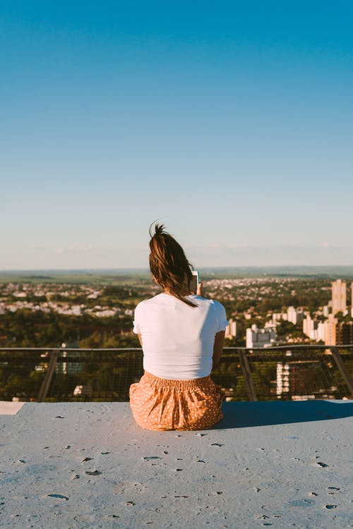 有关坐, 垂直拍摄, 女人的免费素材图片