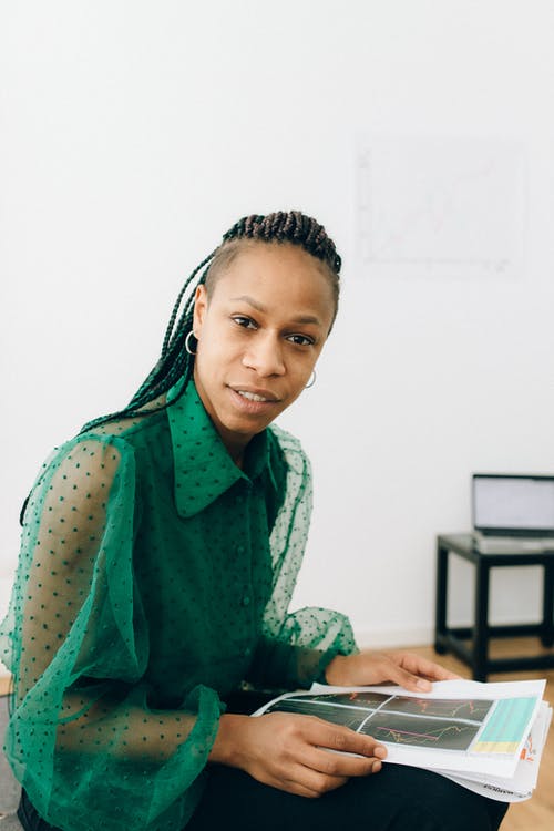 有关坐下, 垂直拍摄, 女人的免费素材图片