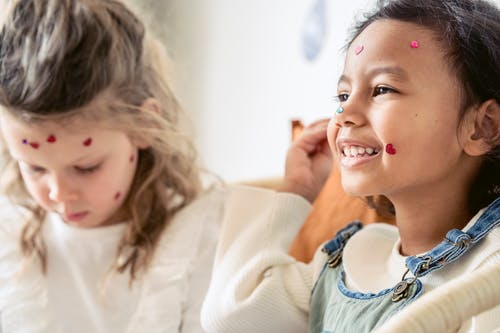 有关喜悦, 孩子, 室内的免费素材图片