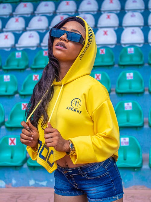 有关休闲装, 垂直拍摄, 墨镜的免费素材图片