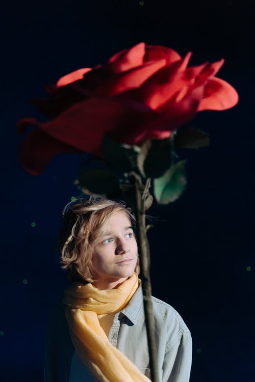 有关围巾, 垂直拍摄, 年轻人的免费素材图片