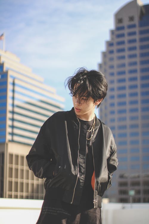 有关人, 双手插在口袋里, 垂直拍摄的免费素材图片