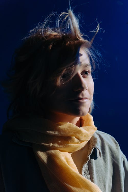 有关围巾, 垂直拍摄, 年轻人的免费素材图片