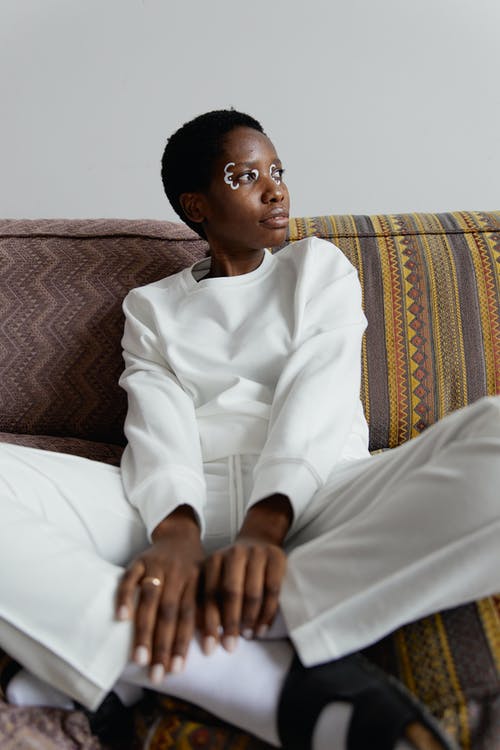 有关坐下, 垂直拍摄, 女人的免费素材图片