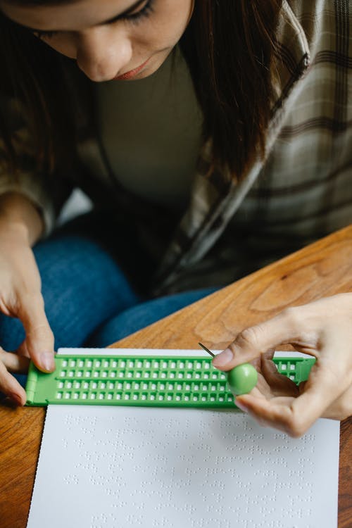 有关压花, 女人, 专注的免费素材图片