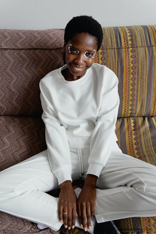 有关坐下, 垂直拍摄, 女人的免费素材图片