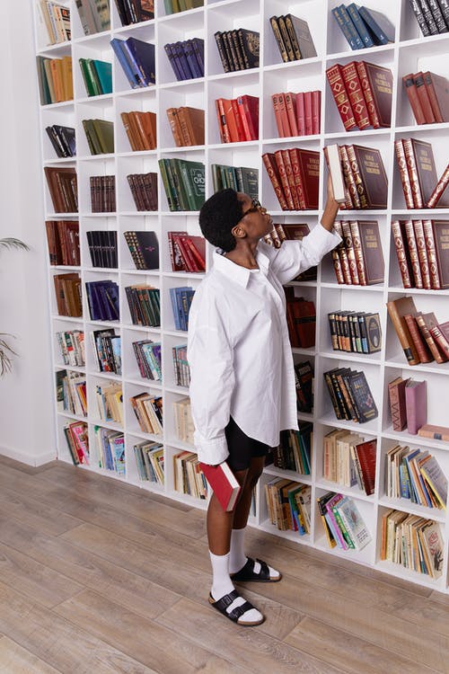 有关图书, 垂直拍摄, 女人的免费素材图片