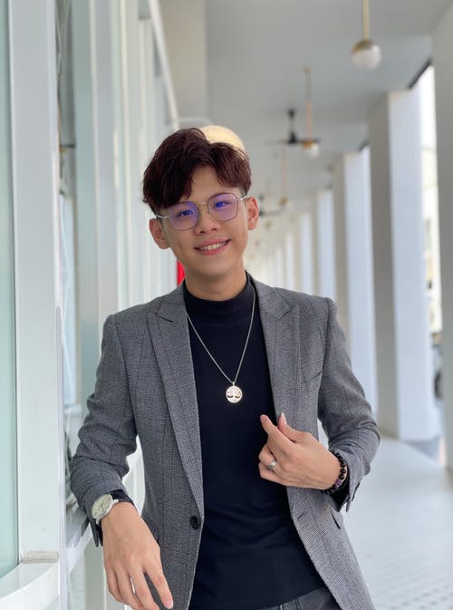 有关人, 垂直拍摄, 室内的免费素材图片