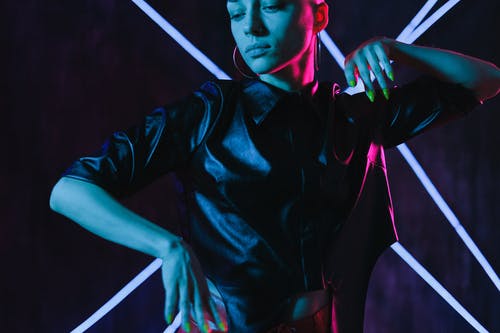 有关不情绪化, 个性, 举起手臂的免费素材图片