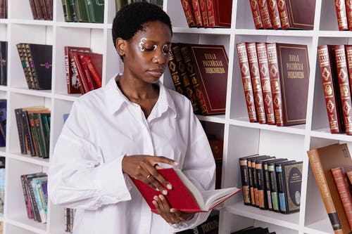 有关图书, 女人, 室内的免费素材图片