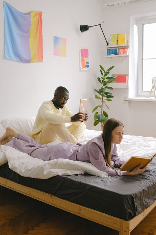 有关3C用品, 垂直拍摄, 室内的免费素材图片