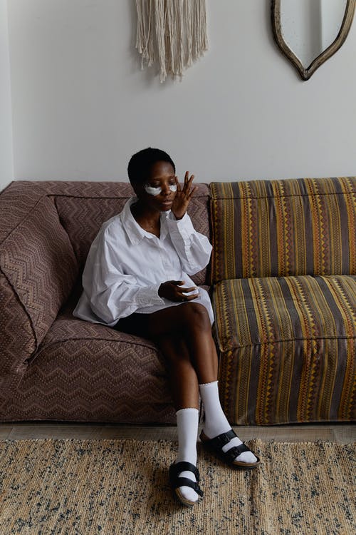 有关坐下, 垂直拍摄, 女人的免费素材图片