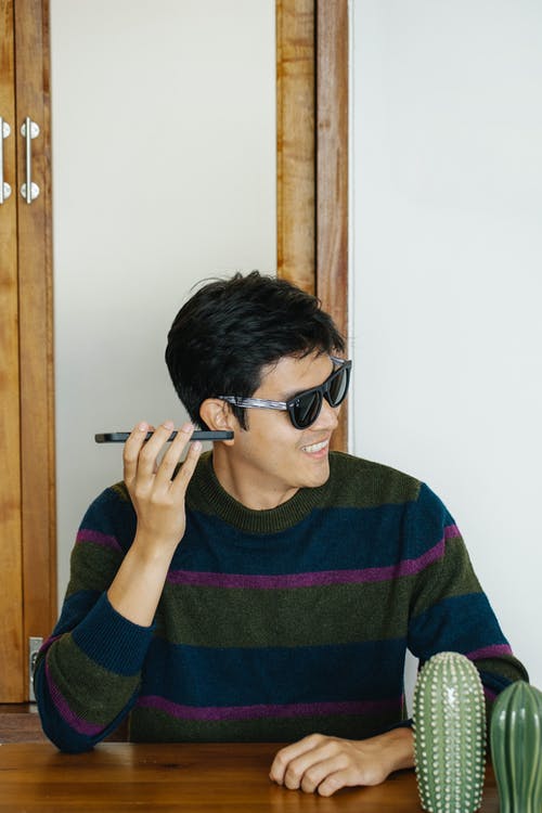 有关人, 在电话上交谈, 垂直拍摄的免费素材图片