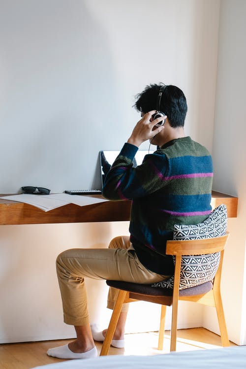 有关人, 听音乐, 房间的免费素材图片