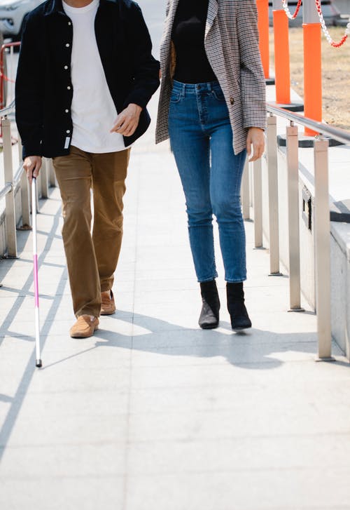 有关一边走, 主导, 伸出援手的免费素材图片