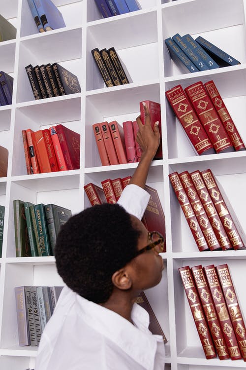 有关伸手去拿书, 图书, 垂直拍摄的免费素材图片