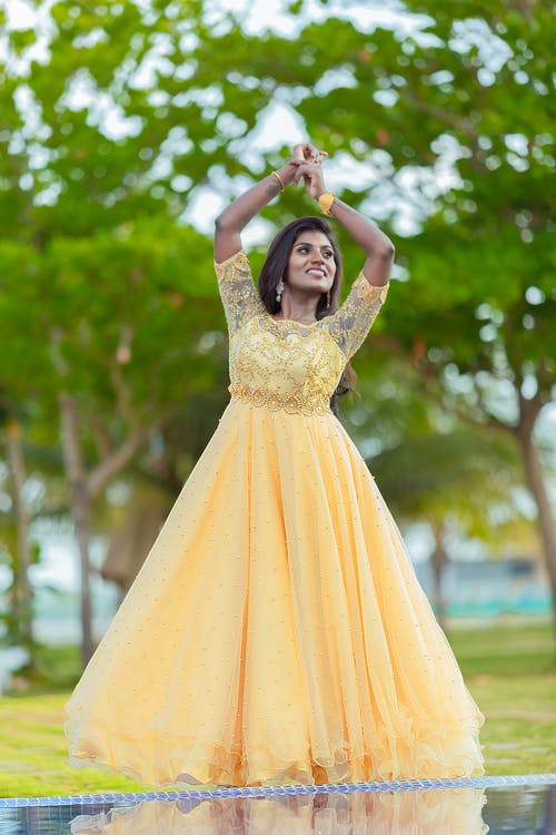 有关举起手臂, 垂直拍摄, 女人的免费素材图片