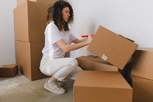 有关在地上, 坐下, 女人的免费素材图片