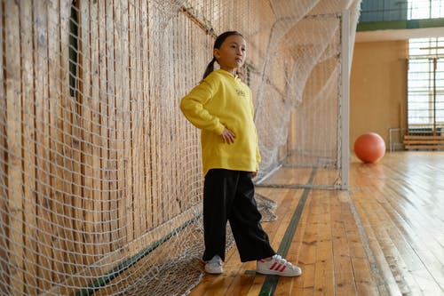 有关女孩, 室内, 木地板的免费素材图片