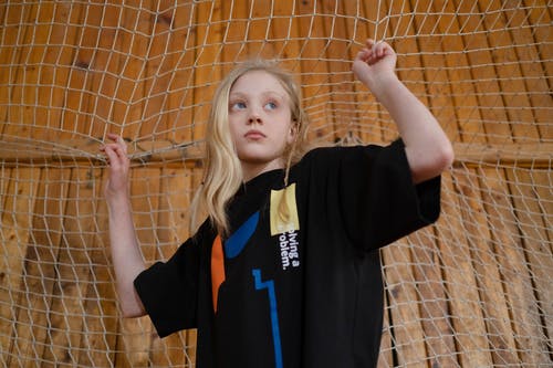 有关女孩, 室内, 木墙的免费素材图片