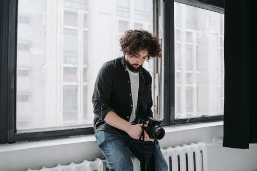 有关专业相机, 人, 坐下的免费素材图片