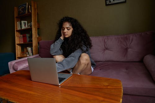 有关伤心, 坐下, 女人的免费素材图片