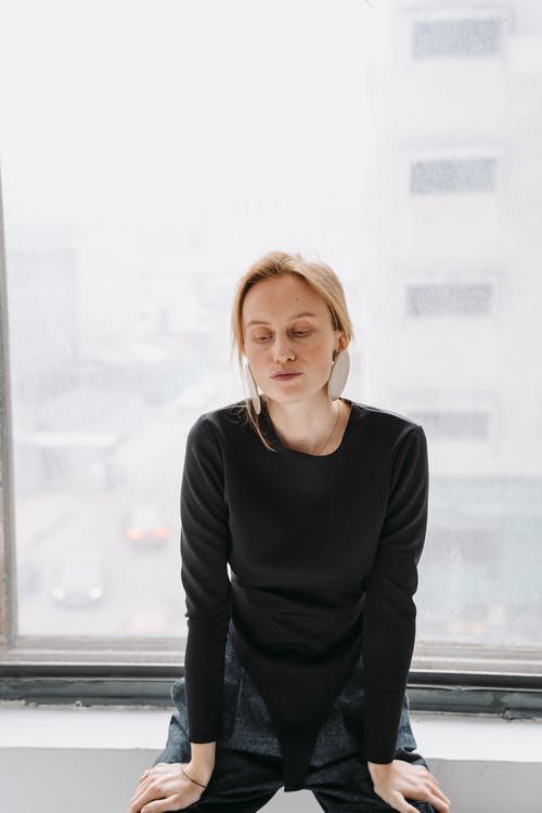 有关坐, 垂直拍摄, 女人的免费素材图片