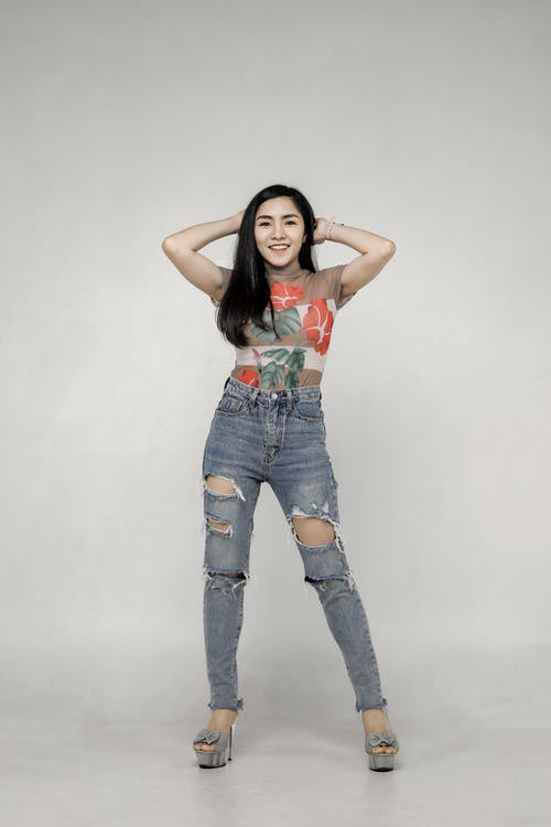 有关垂直拍摄, 微笑, 擺姿勢的免费素材图片