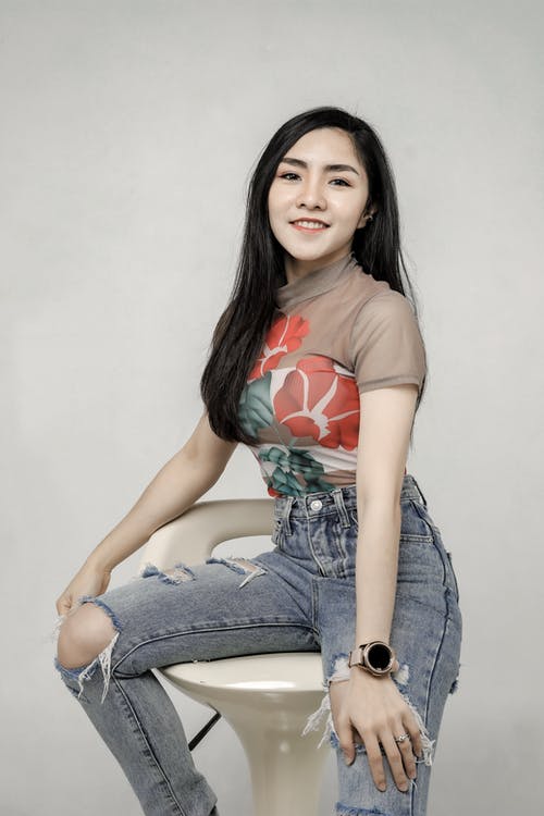 有关坐, 垂直拍摄, 微笑的免费素材图片