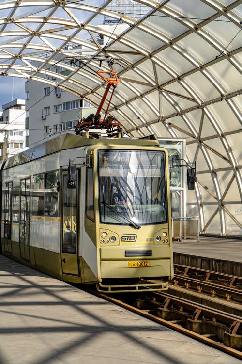 有关公共, 到达, 四轮的运货马车的免费素材图片