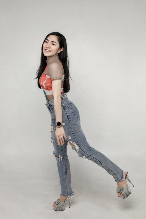 有关垂直拍摄, 微笑, 擺姿勢的免费素材图片