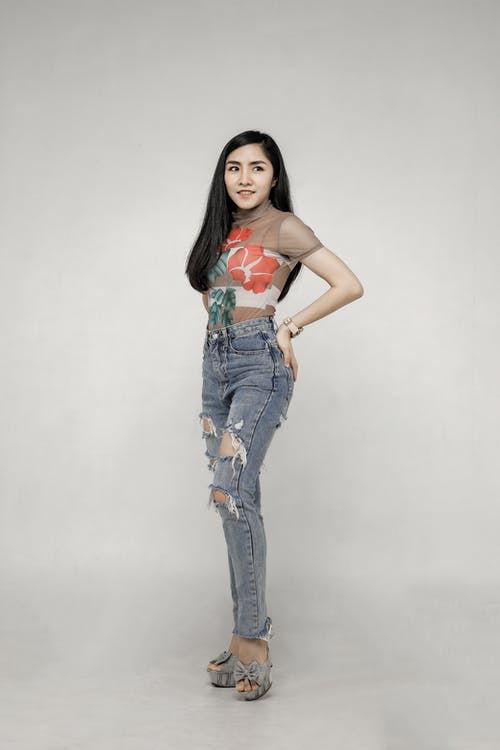 有关垂直拍摄, 微笑, 擺姿勢的免费素材图片