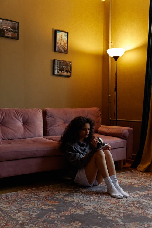 有关伤心, 在地上, 地毯的免费素材图片