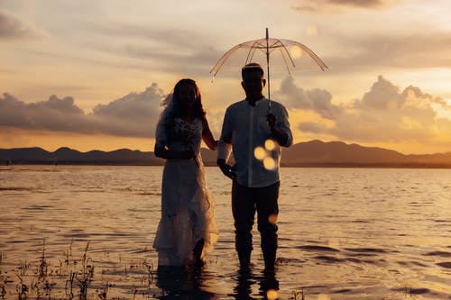 有关一对, 反对光明, 多云的天空的免费素材图片