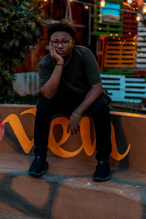 有关人, 坐, 垂直拍摄的免费素材图片