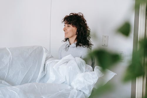 有关公寓, 咖啡色头发的女人, 坐的免费素材图片