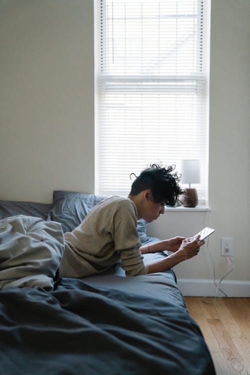 有关人, 室内, 床的免费素材图片