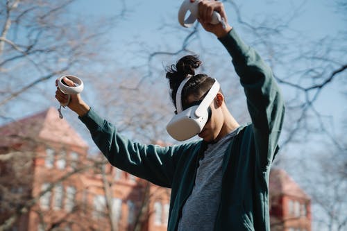 有关3C用品, VR, 举起手臂的免费素材图片
