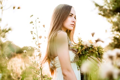 有关女人, 户外, 握住的免费素材图片