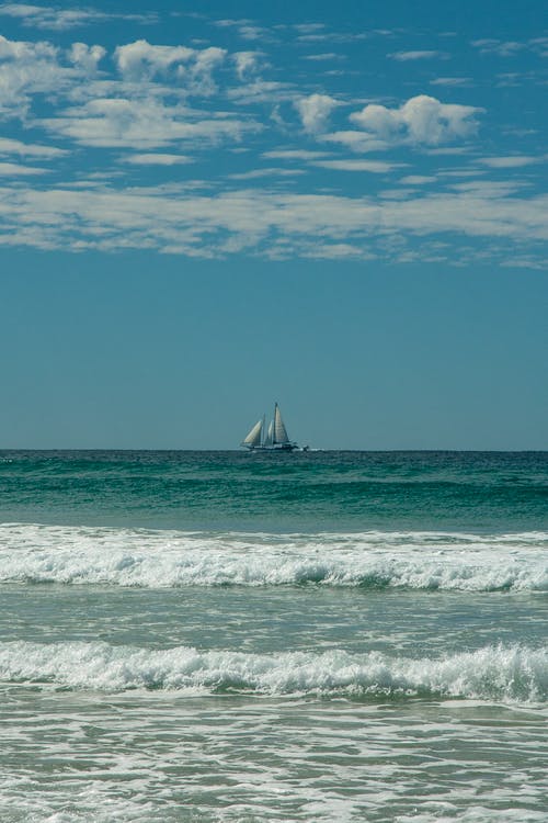 有关地平线, 垂直拍摄, 帆船的免费素材图片