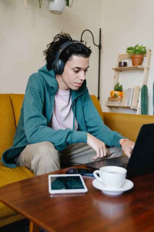 有关人, 听音乐, 在家工作的免费素材图片