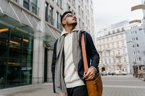 有关一边走, 人, 向上看的免费素材图片