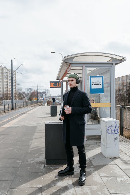 有关一杯咖啡, 人, 听音乐的免费素材图片