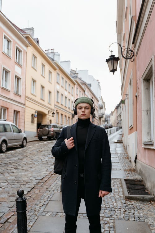 有关（顶部有小羊毛球的）羊毛帽子, 人, 大衣的免费素材图片