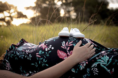 有关女人, 婴儿鞋, 宝贝撞的免费素材图片