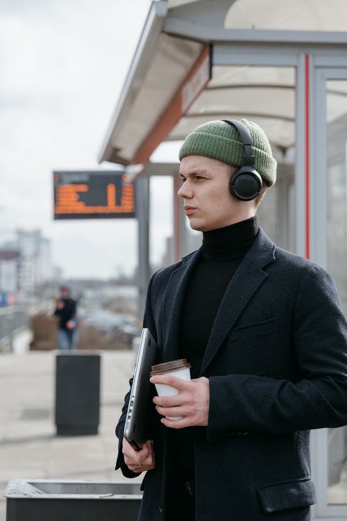 有关（顶部有小羊毛球的）羊毛帽子, 一次性, 人的免费素材图片