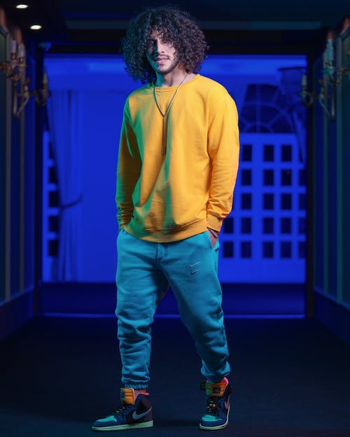 有关人, 休闲装, 双手插在口袋里的免费素材图片