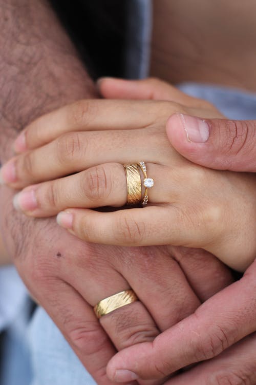 有关双手紧握, 垂直拍摄, 婚戒的免费素材图片